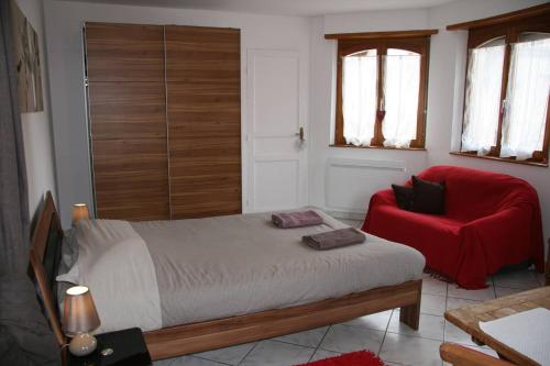 迪耶方塔勒B&B bio的一间卧室配有一张床和一张红色椅子