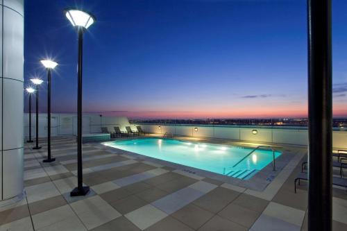 欧文DFW机场君悦酒店的一座建筑物屋顶上的游泳池