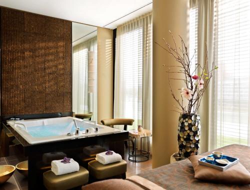 杜塞尔多夫Hyatt Regency Dusseldorf的一间带浴缸和大镜子的浴室