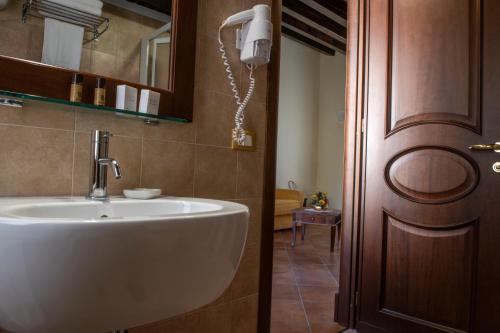 佩特拉利亚索普拉纳Hotel Residenza Petra的门旁带白色水槽的浴室