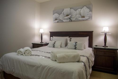 斯瓦科普蒙德Sand & Sea Holiday Home的一间卧室配有带毛巾的床
