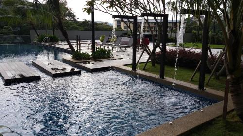 吉隆坡旺萨玛珠阿德纳公寓的后院的游泳池及其秋千