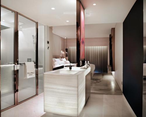 新加坡Naumi Hotel的浴室设有白色水槽和镜子