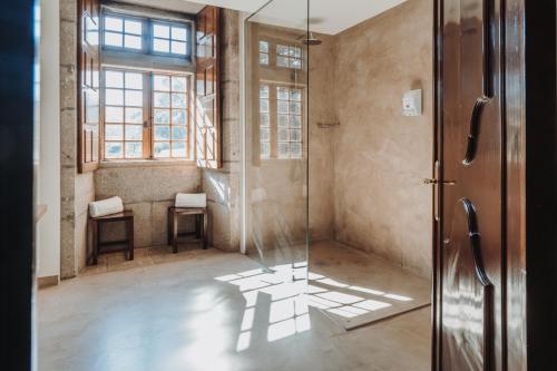 尼格兰帕佐图查酒店的带淋浴的浴室和玻璃门