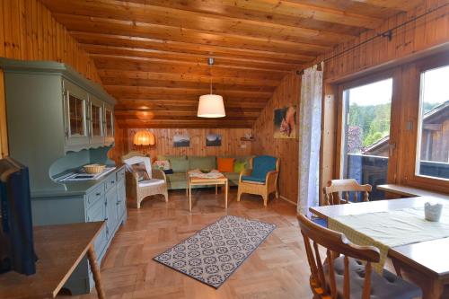 拜尔里舍艾森施泰恩Ferienwohnung Waldheimat的小木屋的厨房和客厅