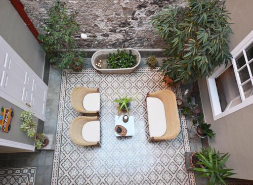 大加那利岛拉斯帕尔马斯卡萨德维古埃塔酒店的露台的桌椅享有高空景致
