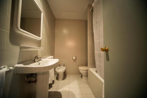维耶拉西皮客酒店的一间带水槽和卫生间的浴室