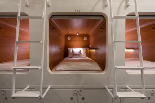 雅加达基尼胶囊旅馆的一间客房内配有两张双层床的房间