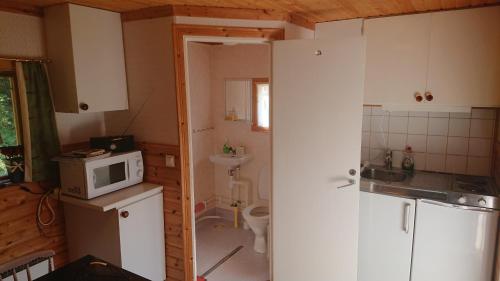 Kolbacken stugby & Camping的厨房或小厨房