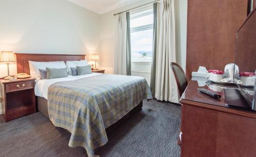 奈斯桥内希桥酒店的酒店客房设有床和窗户。