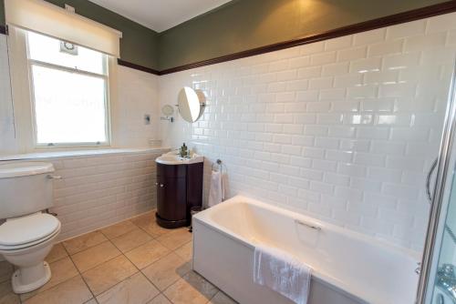 奈斯桥内希桥酒店的带浴缸、卫生间和盥洗盆的浴室