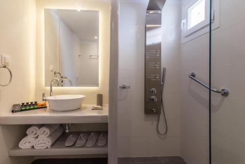 Péran TriovasálosBabounis Suite的一间带水槽和淋浴的浴室