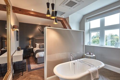 奇德尔奥迪费洛切公园酒店的带浴缸的浴室和卧室