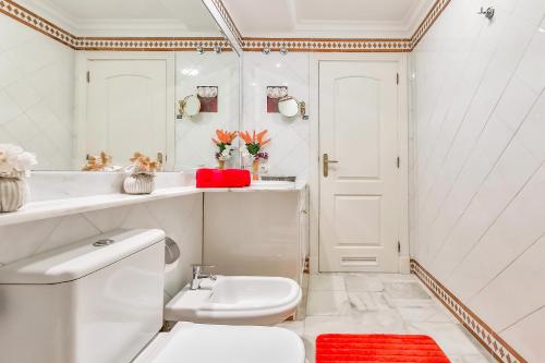 阿坎提拉德洛斯基Wonderful apartment in Los Gigantes Buena Vista的白色的浴室设有卫生间和水槽。