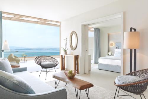 达西亚Ikos Dassia的一间卧室配有一张床,客厅享有海景