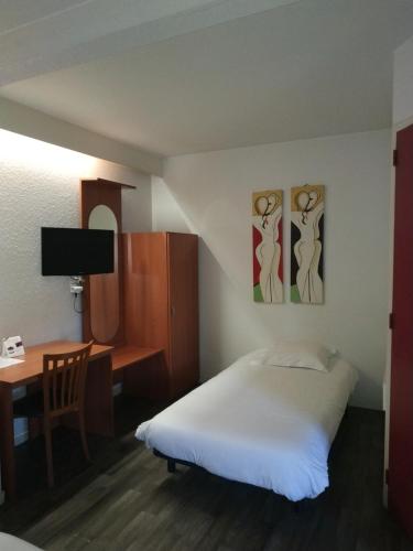 博埃Hotel - Restaurant du Lac - Agen的配有一张床、一张桌子和一张桌子的酒店客房