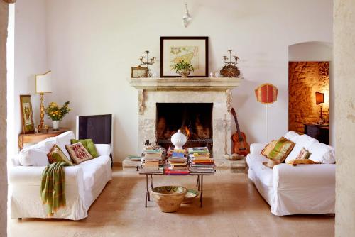 维多利亚Baglio Occhipinti的客厅配有2张白色沙发和壁炉