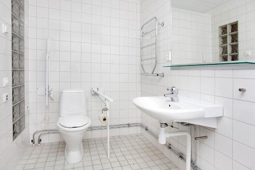 蒙克达尔哼北卡赫加尔德旅馆的白色的浴室设有卫生间和水槽。