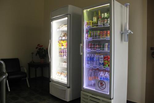 坎皮纳斯坎皮纳斯乡村酒店的装满大量饮品的开放式冰箱
