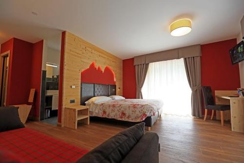 维哥迪法萨圣乔瓦尼酒店的酒店客房设有床和客厅。