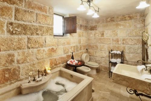 切列梅萨皮卡马塞里亚本尼费西奥豪华乡村民宿的带浴缸、卫生间和盥洗盆的浴室