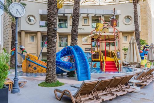 马尔马里斯西提亚大酒店的一个带水上公园的游泳池,并设有一个游乐场