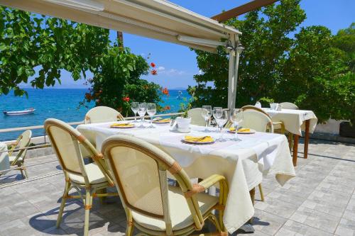 卡西罗彼卡多日落酒店 的一张桌子和酒杯,享有海景