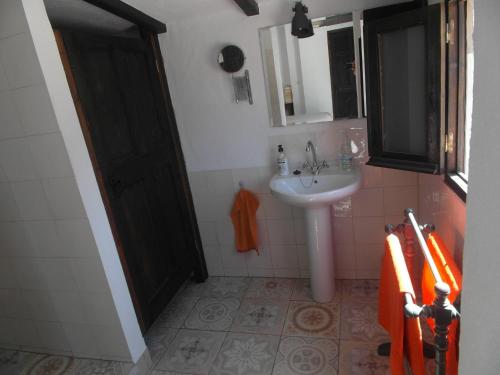 埃尔乔罗乔罗住宿加早餐旅馆的浴室配有盥洗盆、镜子和盥洗盆