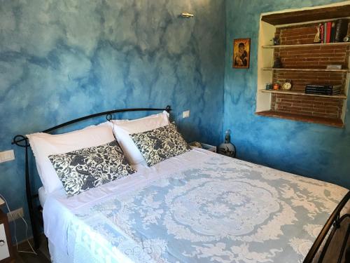 卢卡casamariu的一间卧室配有一张蓝色墙壁的床