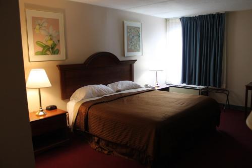 Little Falls小瀑布旅行者之家套房汽车旅馆的酒店客房设有床和窗户。