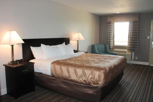 Quality Inn & Suites Port Arthur - Nederland客房内的一张或多张床位