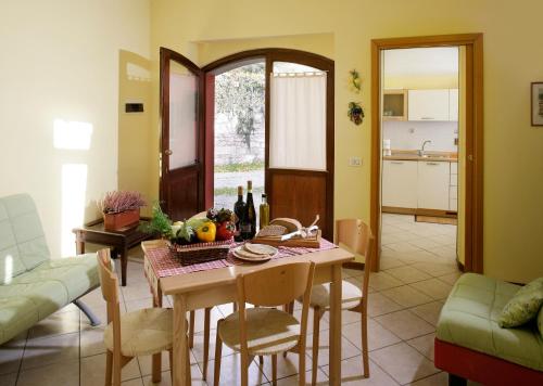 阿西西IL TURRIONE "app. San Rufino"的厨房以及带桌椅的用餐室。