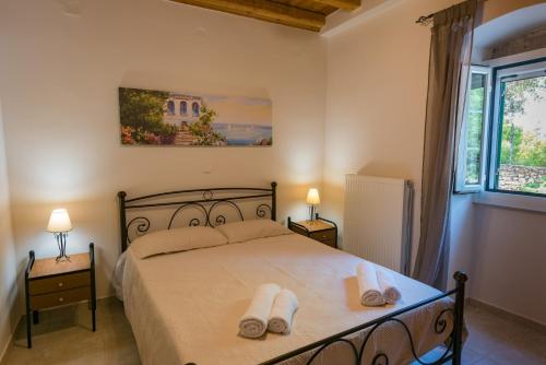 费斯卡尔德宏Villa Demetra 1768的一间卧室配有一张床,上面有两条毛巾