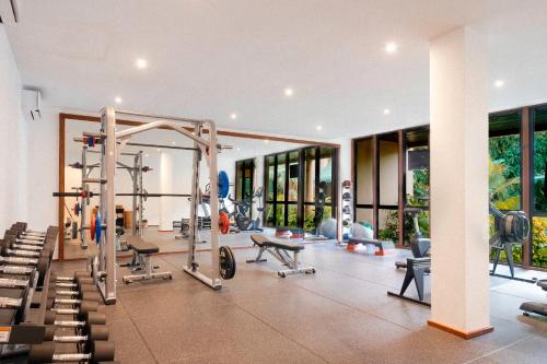 额布里湾景 - 海滩度假村的大楼内带跑步机和设备的健身房