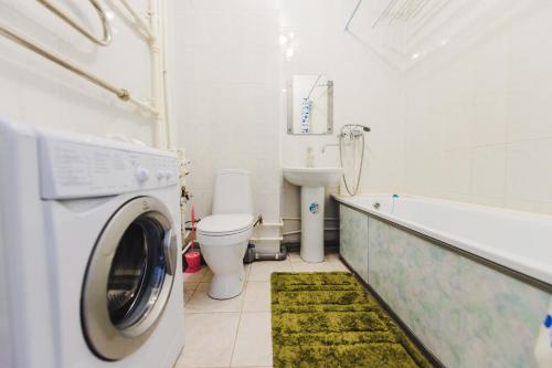 赤塔Dekabrist Apartment Novobylvarnaya 24的一间带卫生间和洗衣机的浴室