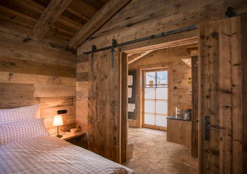 Alpin Chalets Oberjoch - Luxus Unterkunft mit privatem SPA und Zugang zu 3000 qm SPA Panoramahotel Oberjoch客房内的一张或多张床位