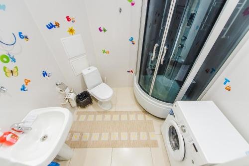 赤塔Dekabrist Apartment Oktyabrskiy 2的一间带水槽、卫生间和镜子的浴室