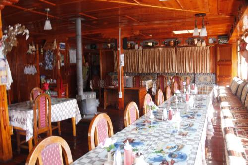 Nāmche Bāzār全景山林小屋和餐厅的相册照片
