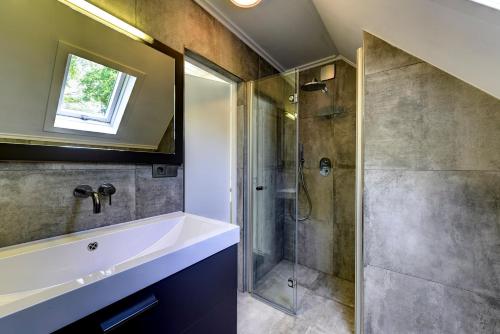 达尔夫森巴特普拉特加内尔假日公园的带淋浴和盥洗盆的浴室