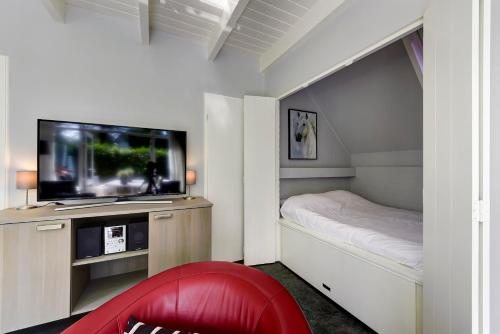 达尔夫森巴特普拉特加内尔假日公园的一间小卧室,配有一张床和一台平面电视