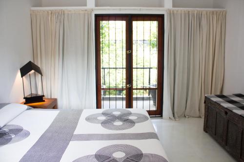 Geoffrey Bawa's Home Number 11客房内的一张或多张床位