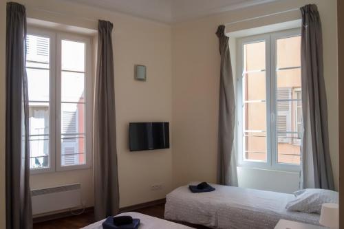 Magnifiques Appartements au coeur du Vieux Nice客房内的一张或多张床位