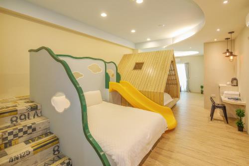 罗东镇Happiness Yes Inn的儿童间 - 带滑梯和床