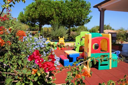 Sa Fiorida case vacanze的儿童游玩区