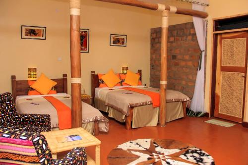 KisoroLake Mulehe Gorilla Lodge的一间卧室配有两张床、一把椅子和一张桌子