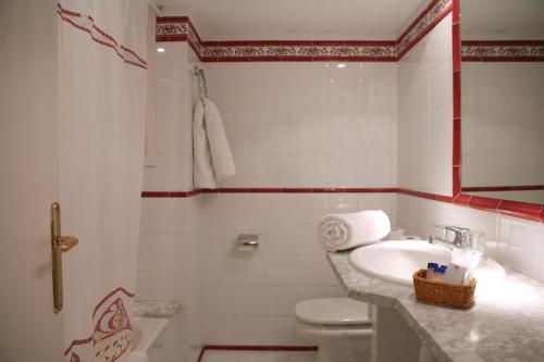 帕拉莫斯Hotel Vostra Llar的白色的浴室设有水槽和卫生间。