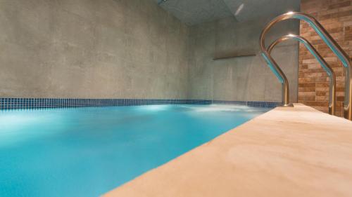 喀山水晶酒店的大楼内的一个蓝色海水游泳池