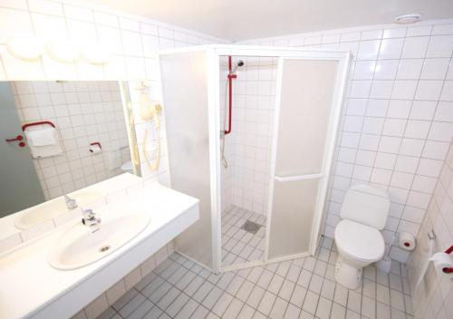 比格兰斯菲尤尔李维斯尼斯酒店的白色的浴室设有卫生间和水槽。
