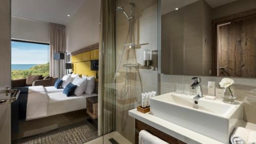 索波特索波特酒店的一间带水槽和淋浴的浴室以及一间卧室