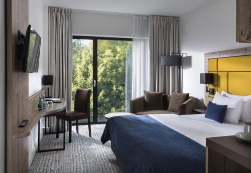 索波特索波特酒店的配有一张床和一张书桌的酒店客房